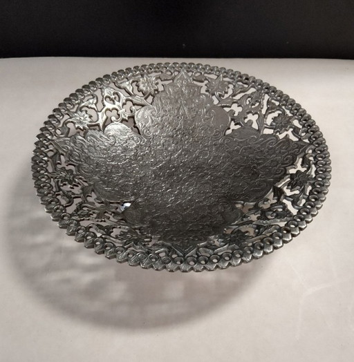 ciotola di metallo ritagliata