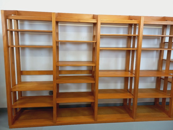 Image 1 of Grote modulaire boekenkast in 6 secties met 30 vintage grenenhouten planken uit de jaren 70 en 80.