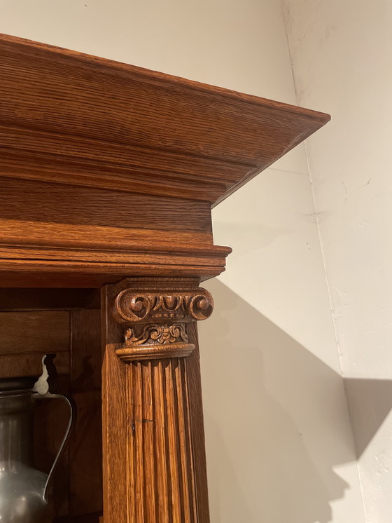 Image 1 of Bibliothèque en chêne massif du XIXe siècle provenant d'un manoir, côtés lambrissés avec des portes richement sculptées