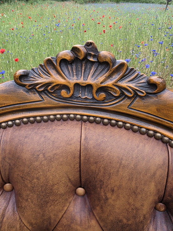 Image 1 of Klassieke vintage leren fauteuil met houten frame