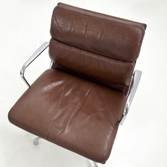 Image 1 of Bruine leren EA208 Softpad bureaustoel van C. & R. Eames voor Herman Miller, jaren 70.
