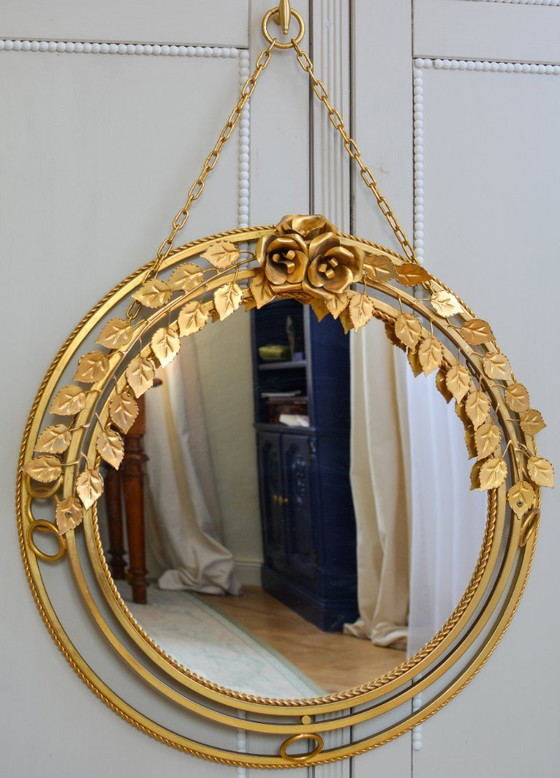 Image 1 of Vintage Hollywood Regency vergulde metalen rozenspiegel – sierlijke gouden decoratie