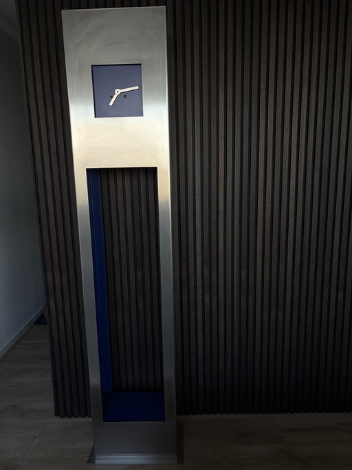 Hermle Design Staande Klok – Geborsteld RVS & Kobaltblauw