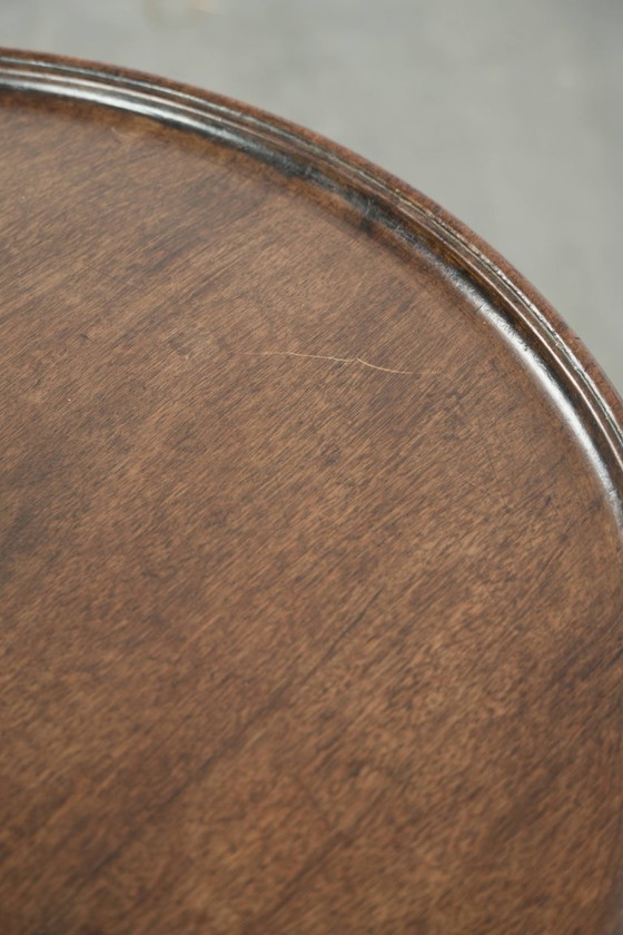 Image 1 of Charmante antieke Engelse ronde bijzet/ wijntafel uit eind 18e/ begin 19e eeuw met een prachtige diep en warm patina