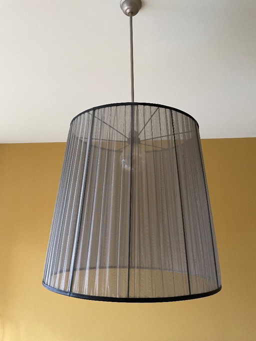 Grote hanglamp met geplisseerde semitransparante kap
