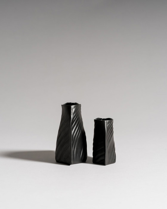Image 1 of Paire de vases sculpturaux "Scarpa" par Johan van Loon pour Rosenthal, Porcelaine Noire, vers 1980, Allemagne, Studio-Linie