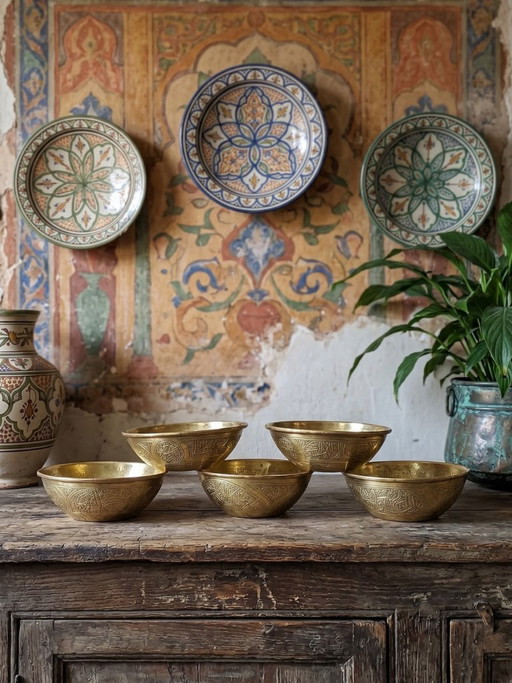 Set di 5 ciotole da hammam islamiche in rame incise a mano, inizio XX secolo.