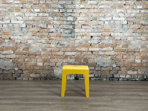Blå Station Bimbo Kruk – Geel Hout | Osko + Deichmann