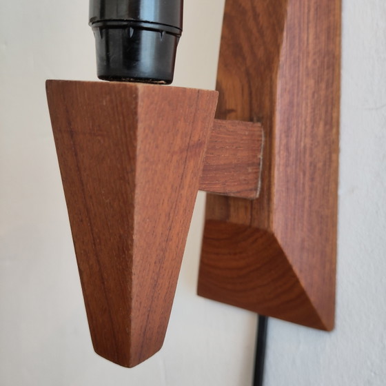 Image 1 of Dänische Teakholz-Wandlampe aus der Mitte des 20. Jahrhunderts