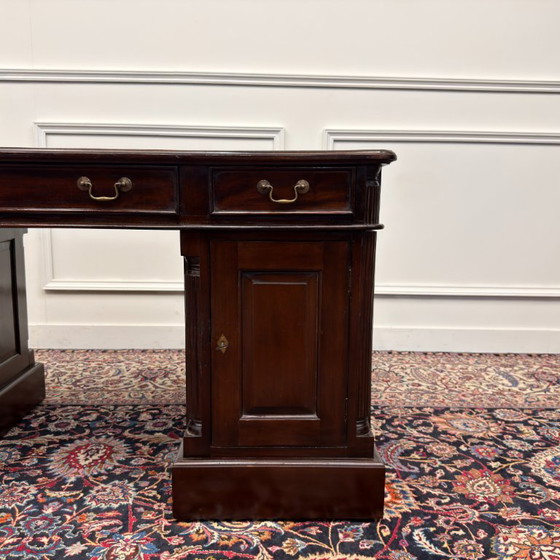 Klassischer englischer Schreibtisch mit grüner Ledereinlage – Leather, Wood (photo 11 of 19)