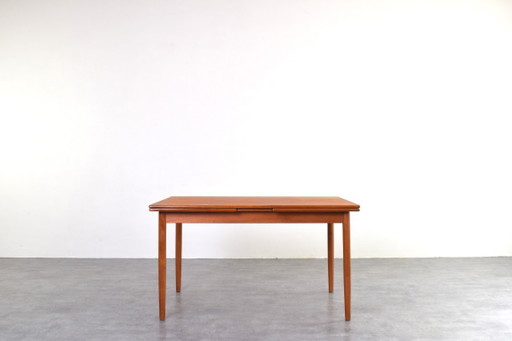 Uitschuifbare eettafel van Deens teakhout uit het midden van de 20e eeuw, jaren 60.