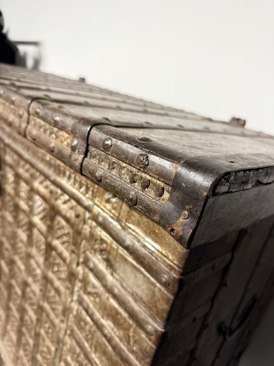 Image 1 of Houten Kist met Metalen Beslag - Uniek Stuk