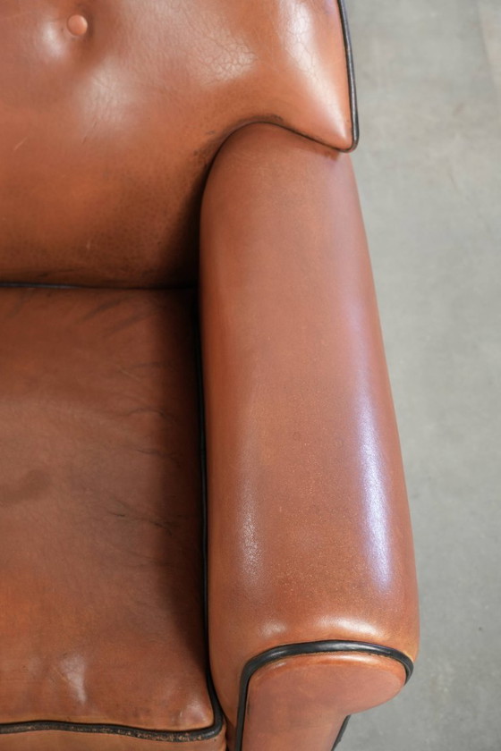 Image 1 of 2 poltrone di design Bart van Bekhoven in pelle di pecora con schienale arrotondato e profili neri.