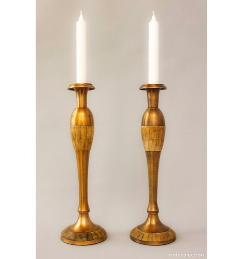 Pareja de candelabros originales de bronce decorados a mano. Candelabros antiguos. Portavelas antiguos.  Pareja única. Candelero