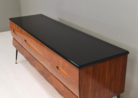 Image 1 of Credenza italiana attribuita a Vittorio Dassi in noce, vetro e ottone - anni '50