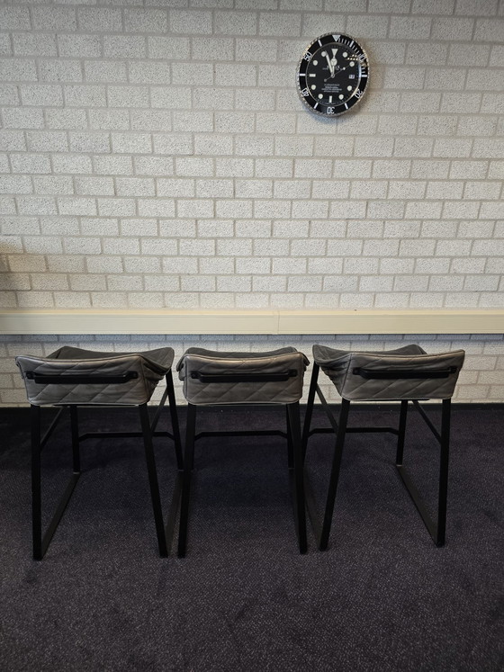 Image 1 of 3 elegantes taburetes de bar para cocina de Piet Boon con base negra antracita.