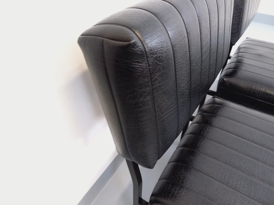 Image 1 of Set van 2 vintage modernistische loungestoelen in zwart kunstleer en metaal uit de jaren 60.