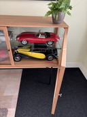 Niedrige Vitrine mit geriffeltem Glas