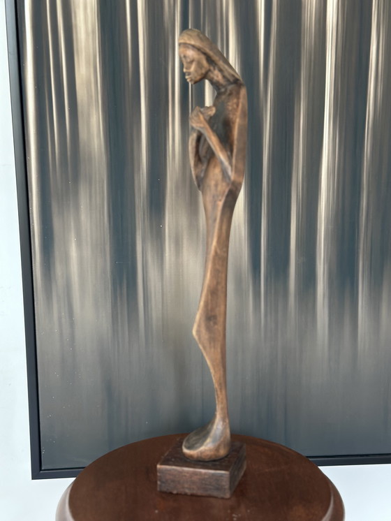 Image 1 of Sculpture religieuse moderne en bois – Figure stylisée de la Vierge (XXe siècle)