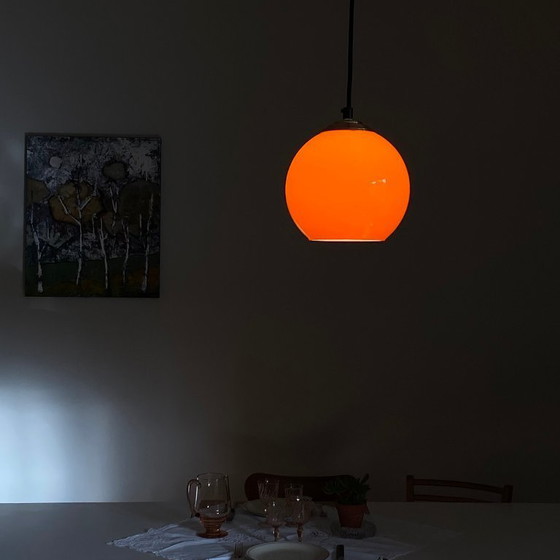 Image 1 of Lampada a sospensione vintage a globo in vetro opalino arancione