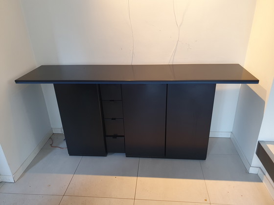 Image 1 of Uniek ontwerp zwarte Pastoe dressoirkast, met blauw accent