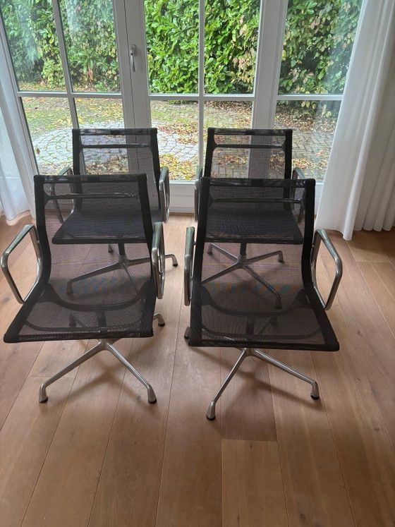 4 Vitra Eames E.A. Malla Negra / Gris – Sillas de conferencia, Textile, Aluminium (photo 4 of 6)