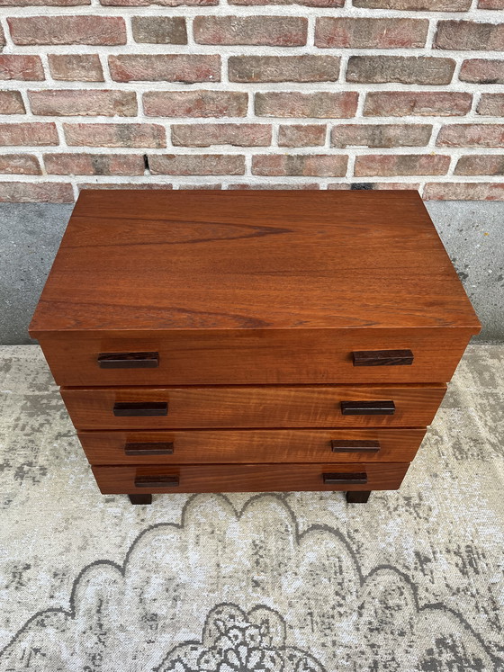 Image 1 of Cassettiera vintage di metà secolo in teak a 4 cassetti, con maniglie e gambe in wengé massello.