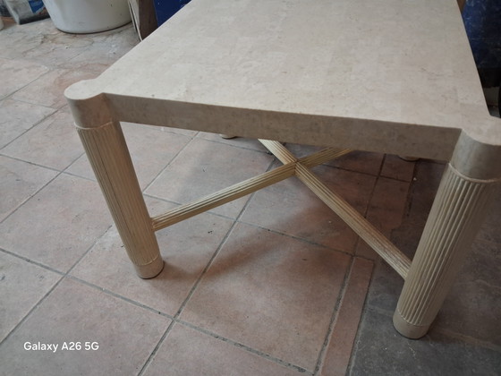 Image 1 of Exclusivo par de mesas auxiliares de travertino (70x70 cm). Patas de columna estriadas (juego de 2).