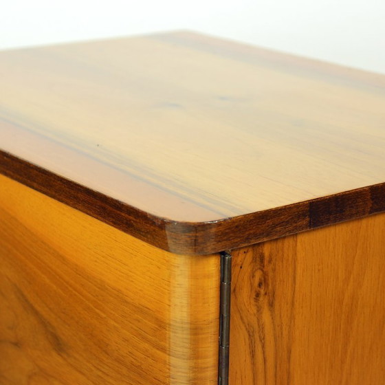 Image 1 of Comodini del Medioevo in noce con finitura Shelack, Cecoslovacchia 1960, Set di 2