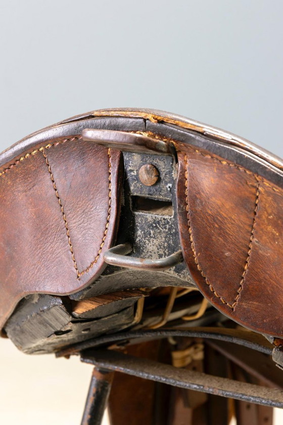 Image 1 of Coppia di sgabelli da bar stile sella, in pelle vintage e struttura in metallo, fine XX secolo.
