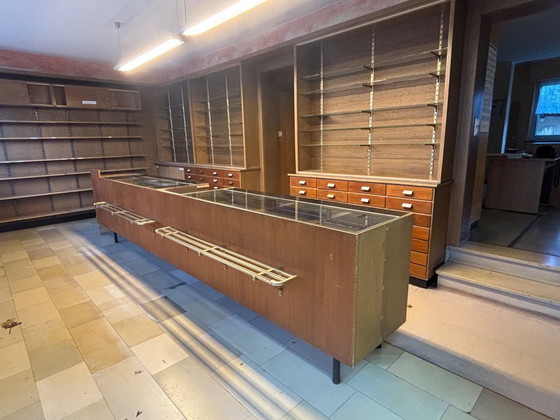 Image 1 of Interno completo di farmacia di metà secolo (a forma di U) – Realizzato su misura, anni '60