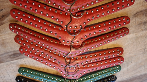 Image 1 of Vintage kledinghangers van skai met metalen studs uit de jaren 50/60diverse kleuren 