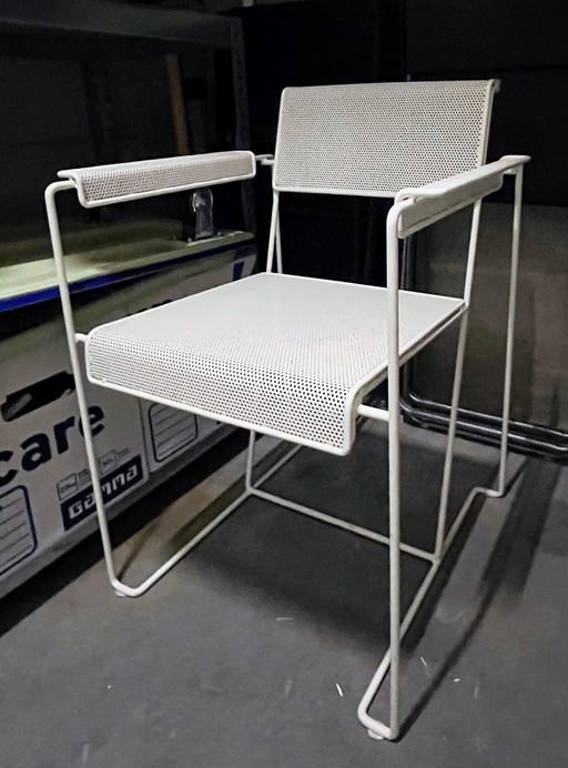 Extraordinaire chaise design en métal blanc aux lignes épurées