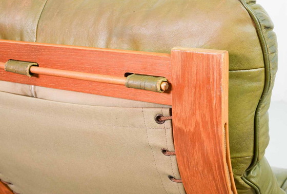 Image 1 of Comodísimo sofá lounge Rybo Rykken de dos plazas en cuero verde oliva de estilo escandinavo, de Elsa y Nordahl Solheim, años 60.