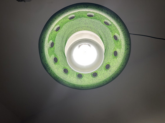 Image 1 of Suspension vintage en émail vert et verre opalin