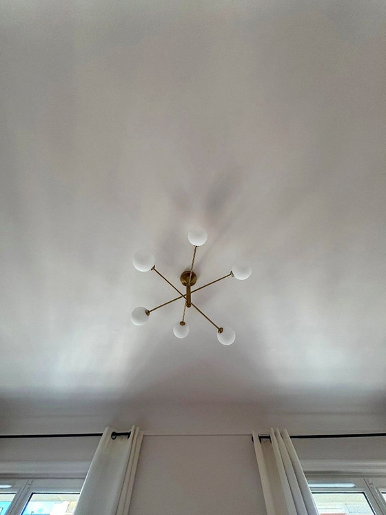 Lampadario Cassius 6 globi in vetro bianco e metallo dorato – Plafoniere, Marmo (photo 5 of 5)