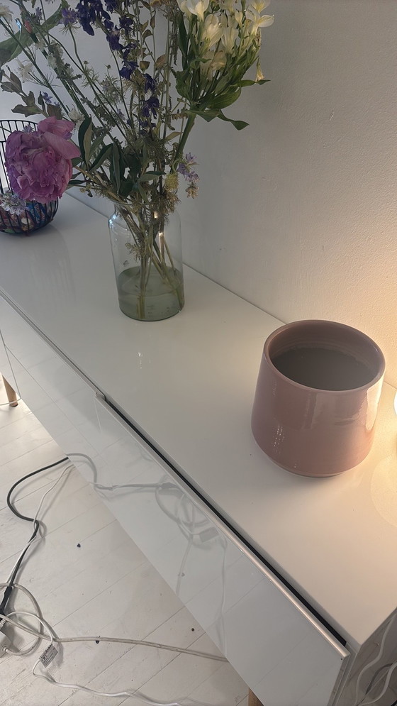 Image 1 of Merk ZUIVER: WIT KASTJE MET HOUTEN POOTJES