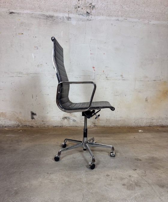 Image 1 of Vitra EA 119 Charles & Ray Eames Piel, Aluminio - Negro - Silla de oficina, Silla de diseño