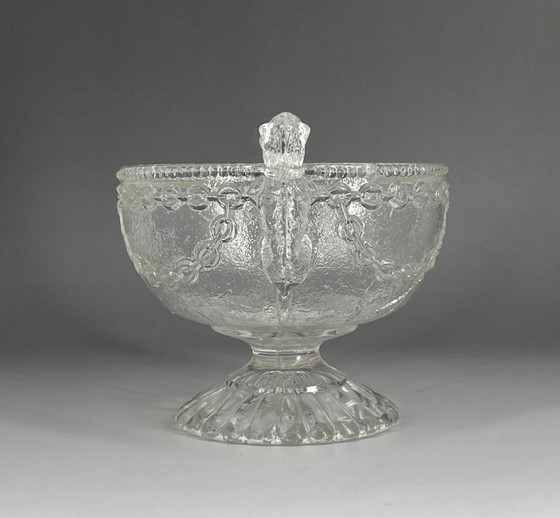 Image 1 of Antica ciotola in vetro pressato con piedistallo e manici a forma di cane – Decorazione a ghirlanda di catene (circa 1900)