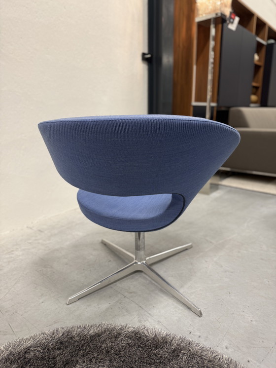 Image 1 of Sillón giratorio Varier Peel Club de tela azul