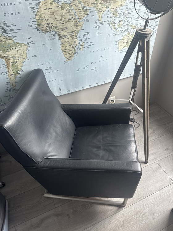 Dieser Molinari Mister X Sessel verfügt über einen Bezug aus schwarzem Leder und ein elegantes – Leather (photo 5 of 5)