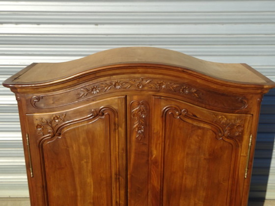 Image 1 of Armadio in noce massello in stile Luigi XV