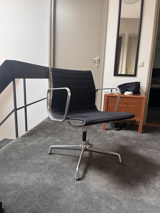Original Vitra Eames 107 - 1999 – bureaustoelen, Aluminium, Textile
