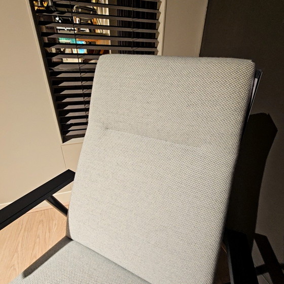 Image 1 of Sillón Cloak Shell con otomana