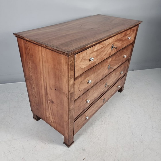 Hölzerne Biedermeier Kommode mit vier Schubladen, Kommoden, Holz, Keramik, Braun, Klassiek (Foto 5 von 10)