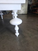 Grande table blanche avec pieds ornés (2.60m x 1.20m)