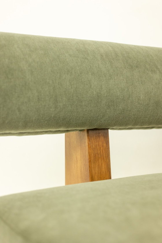 Image 1 of Banco de tres plazas en fresno claro y terciopelo mohair verde. Contemporáneo.