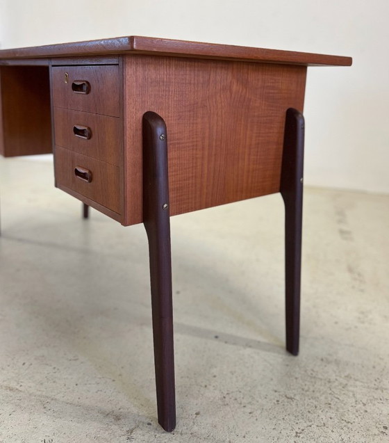 Image 1 of Dänischer Teakholz-Schreibtisch, 1960er Jahre.