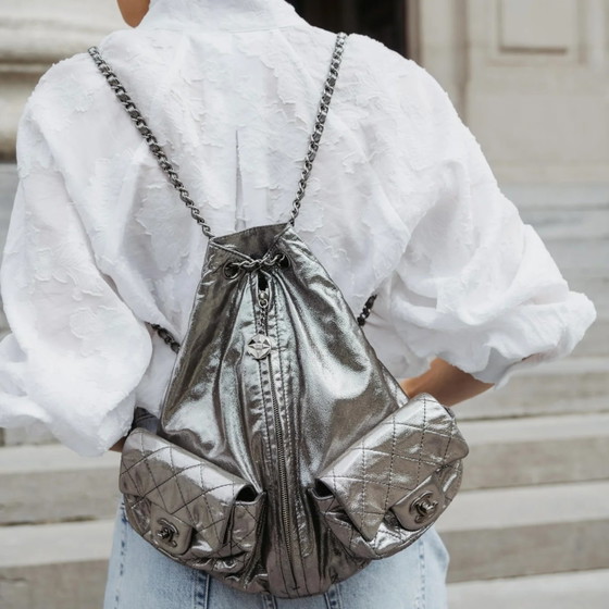 Chanel mini Mochila plateada metálica – Cristal, Modern (photo 2 of 15)