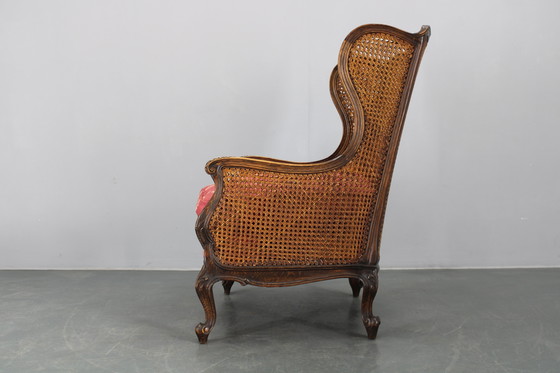 Image 1 of Ancienne chaise à oreilles sculptée avec côtés en canne, Tchécoslovaquie